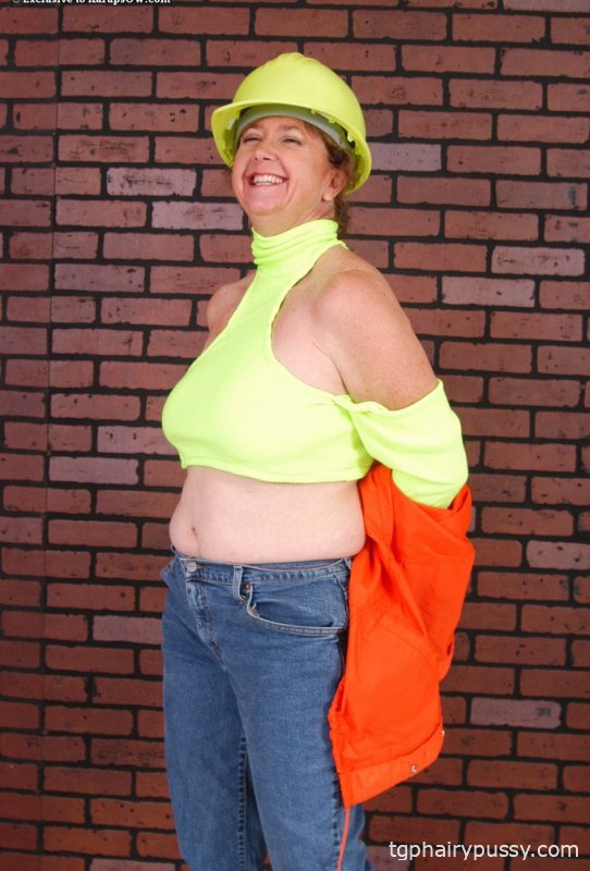 Пухлая зрелая дама раздевается и выставляет на показ свою волосатую щель