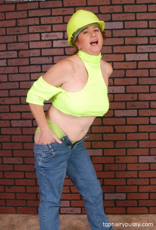 Пухлая зрелая дама раздевается и выставляет на показ свою волосатую щель