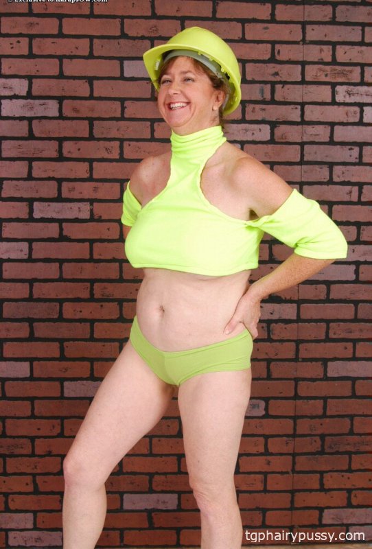 Пухлая зрелая дама раздевается и выставляет на показ свою волосатую щель