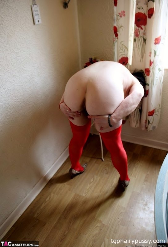 Брюнетка-любительница Джуси Джейни щеголяет своими отвисшими сиськами, дроча ее мохнатку