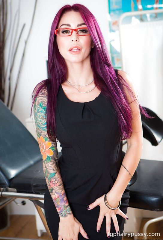 Горячая женщина-врач Моник Александр снимает лабораторный халат и одежду, чтобы позировать обнаженной