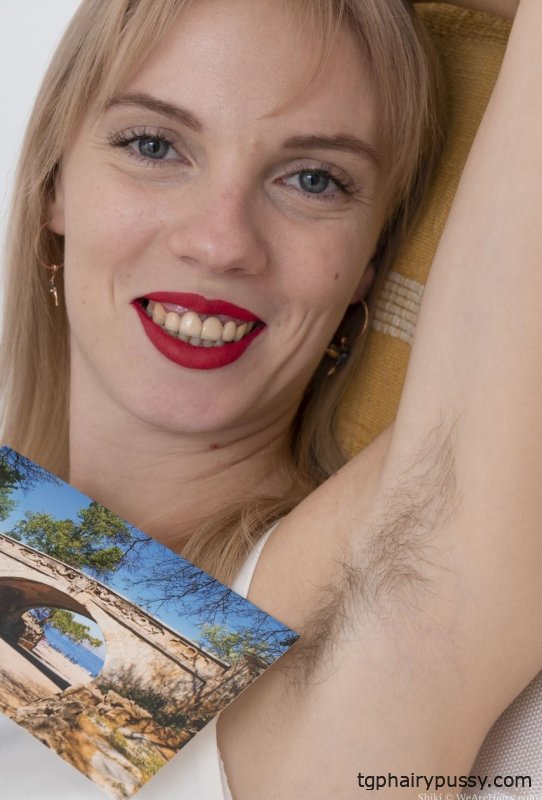 Высокая любительница Шики снимает одежду, чтобы показать небритые части тела