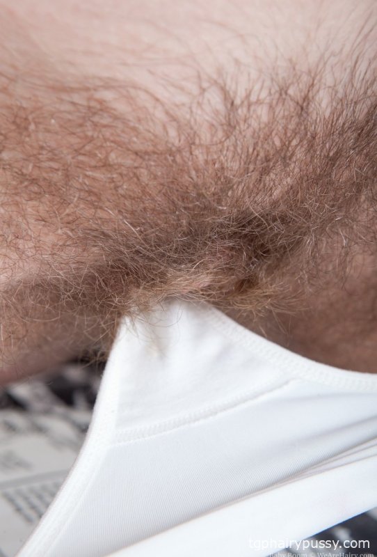 Высокая леди Бэби Бум обнажает натуральные сиськи и щель, дебютируя обнаженной