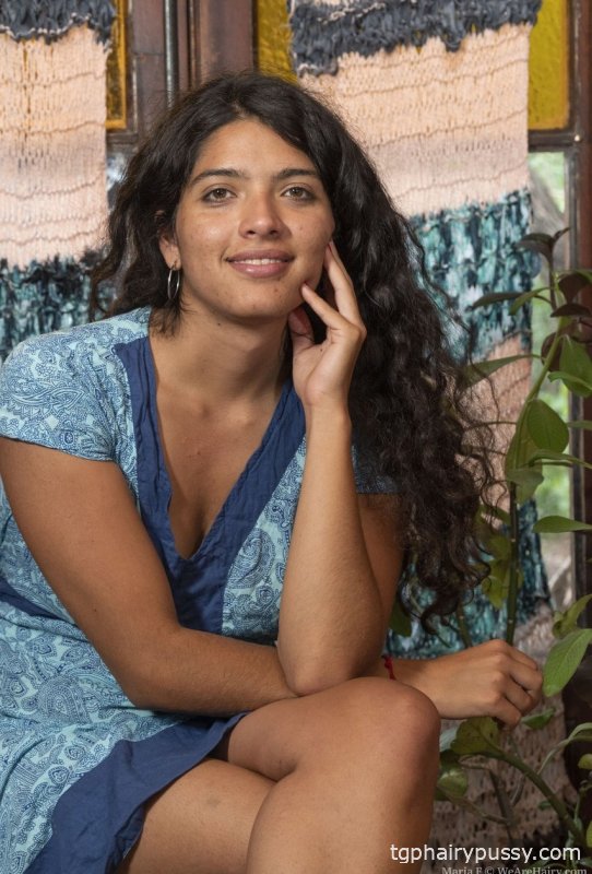 Экзотическая любительница Maria F показывает свое пухлое тело и волосатую промежность в соло