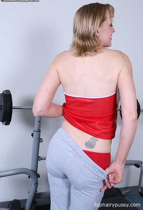 Спортивная зрелая девица раздевается и выставляет напоказ свои товары в спортзале