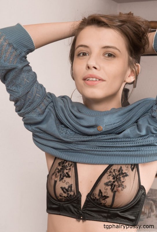 Голая с волосатой вагиной