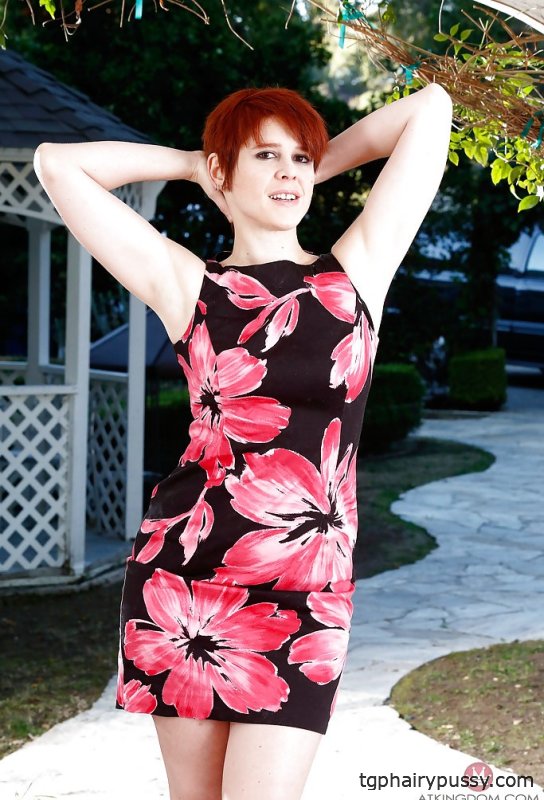 30-летняя рыжая мамочка Лили Кейд раздвигает волосатую рыжую киску на улице