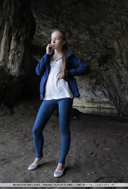 Волосатая промежность молодой девушки