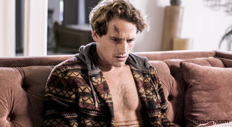 Травмированного мальчика Тайлера Никсона утешает сексом его сводная сестра Соверен Сайр