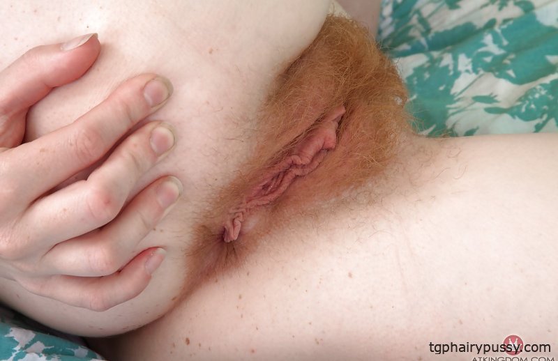 Пожилая европейка Тиа Джонс освобождает волосатую киску от кружевного белья