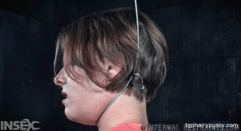 Белую девушку Кел Боуи удерживают в подземелье с помощью удерживающих устройств.