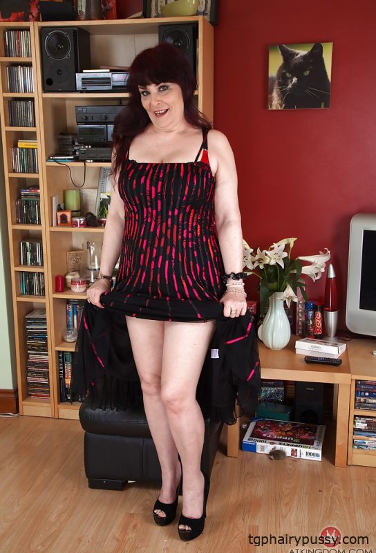 Пожилая модель Christina X раздевается для крупного плана волосатой пизды