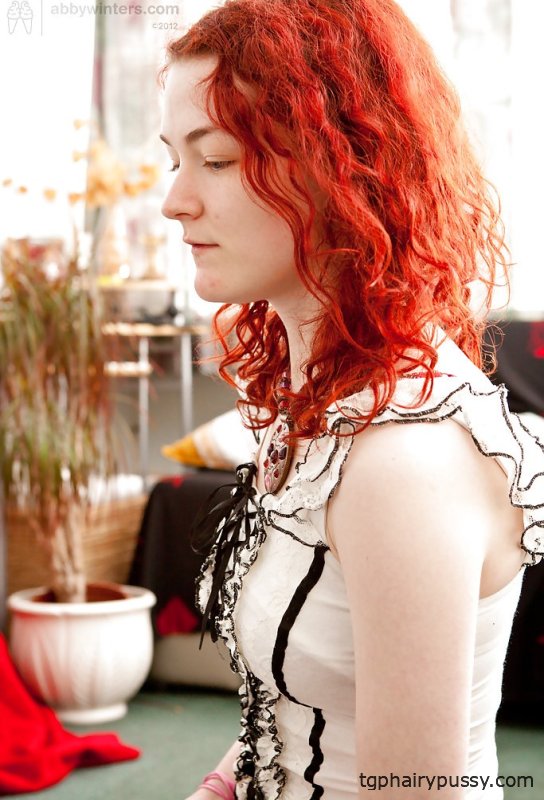 Рыжая любительница Jessie T показывает свою натуральную грудь после раздевания догола