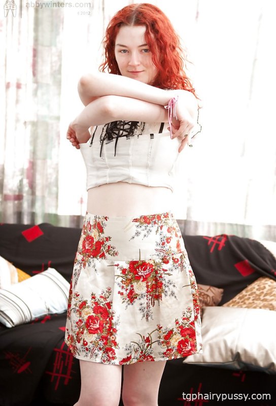 Рыжая любительница Jessie T показывает свою натуральную грудь после раздевания догола