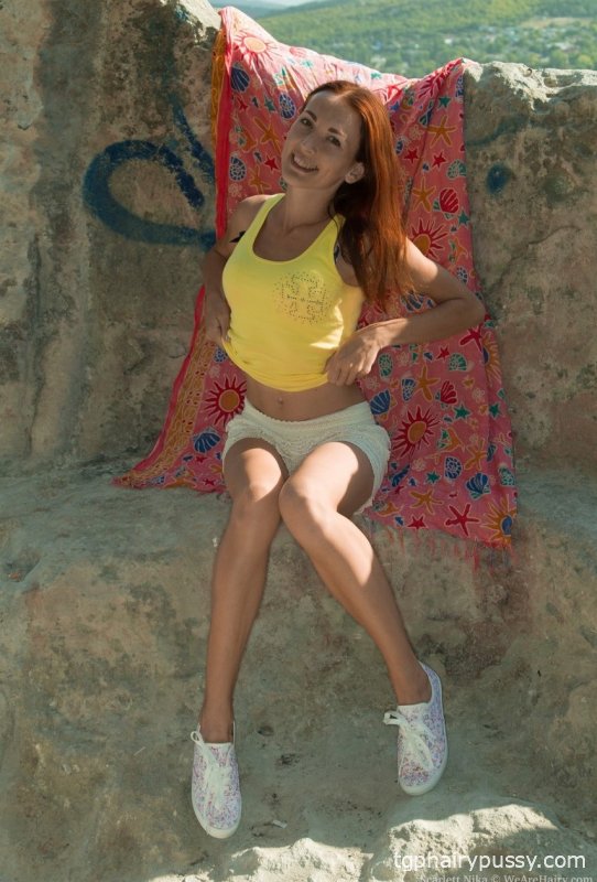 Горячая худенькая Скарлетт Ника с маленькими сиськами показывает свою волосатую киску на солнце