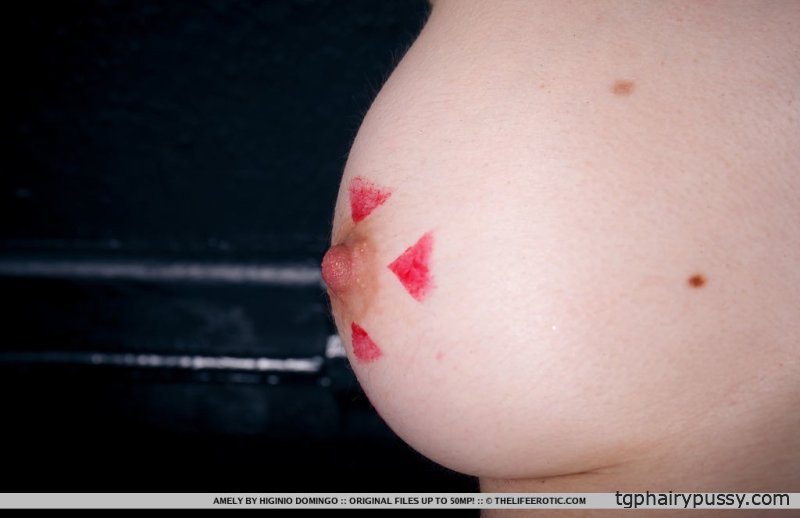 Европейская модель сняла белые колготки и накрасила свое обнаженное тело помадой