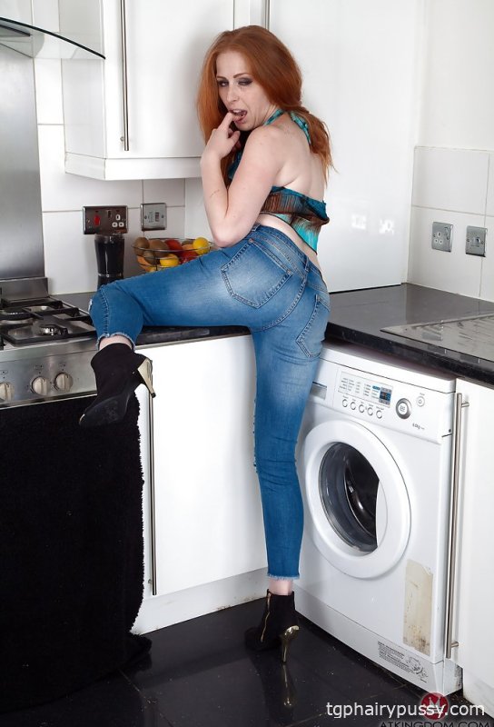 Тиа Джонс любит трогать и трахать пальцами свою волосатую любительскую киску и задницу