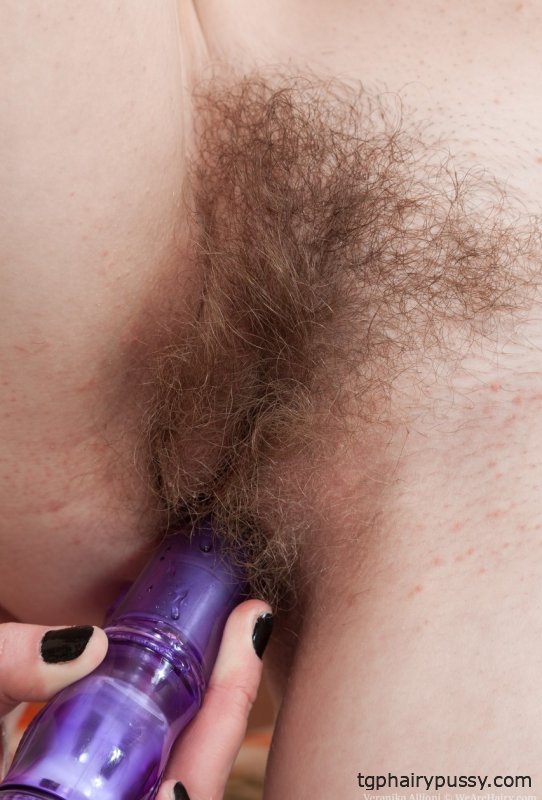 Ботанка с супер волосатой киской Вераника Аллиони мастурбирует фиолетовым вибратором