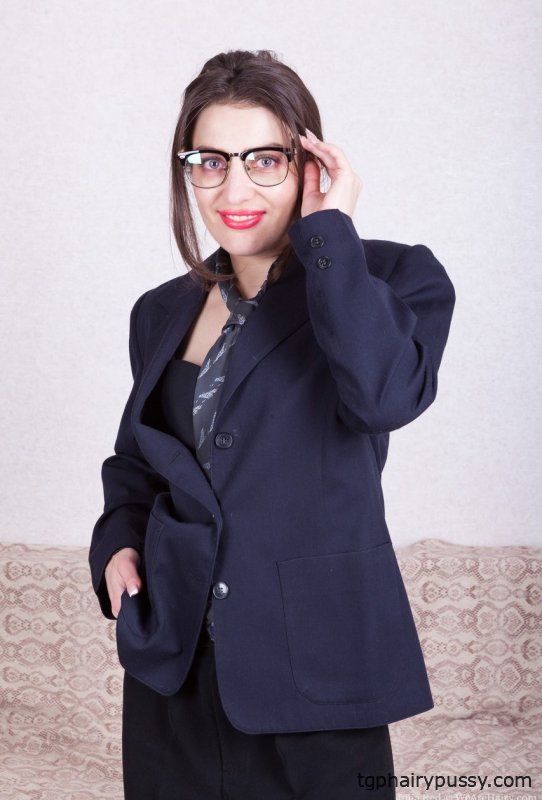 Сексуальная брюнетка в очках Джулия Рэд позирует соло и показывает пизду