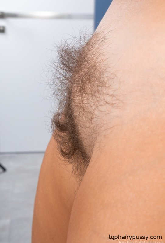 Русская красотка Джесси Файри раздевается и щеголяет своими небритыми подмышками и пушистой киской