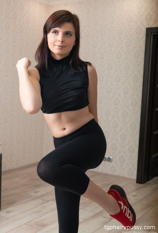 Маленькая милфа Злата показывает свою волосатую промежность перед телевизором