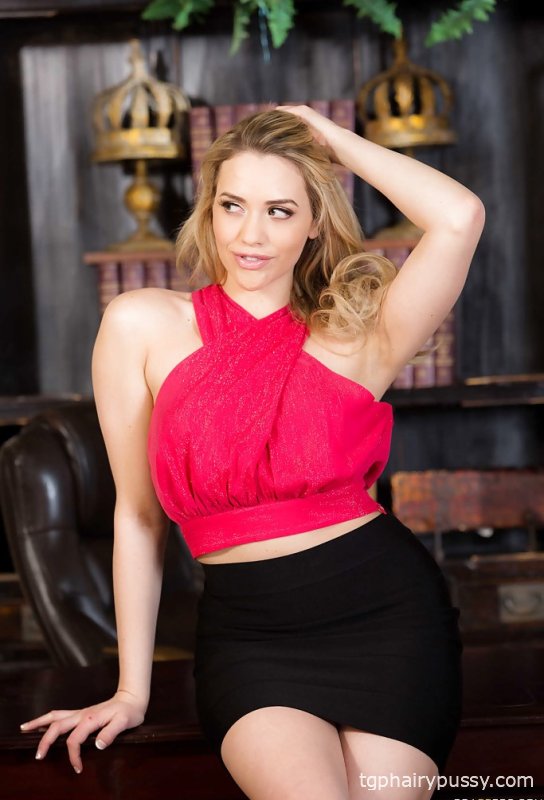 Блондинка-секретарша Миа Малкова раздевается в офисе, чтобы показать маленькие сиськи