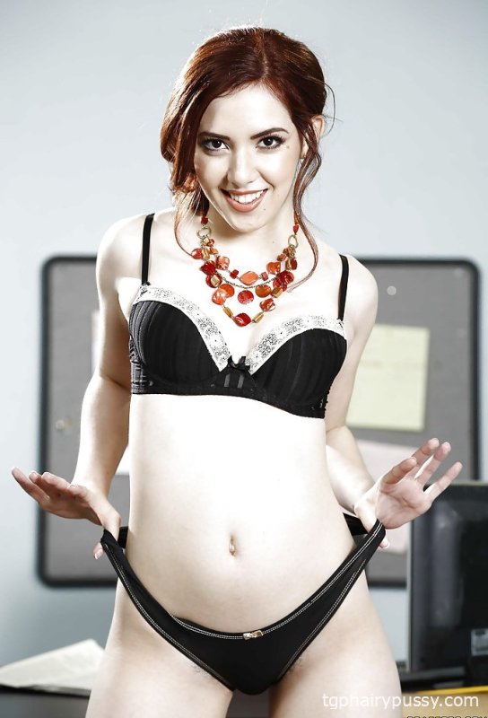 Офисное раздевание с прекрасной секретаршей Эмбер Стоун