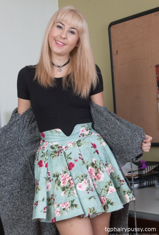 Красотка-блондинка Аали Руссо показывает свою большую жопу и трет свою волосатую пизду