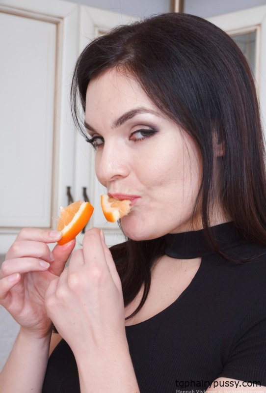 Соблазнительная любительница Ханна Вивьен обнажает бобра и мастурбирует на кухне