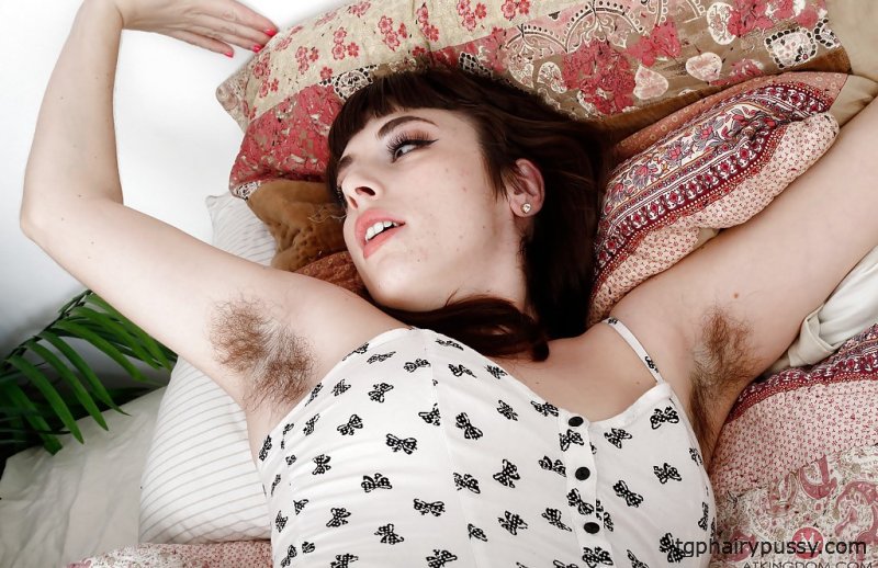 Пожилая брюнетка Симона Далила показывает волосатые ямы и ноги