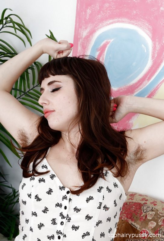 Пожилая брюнетка Симона Далила показывает волосатые ямы и ноги