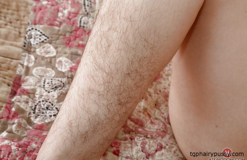 Пожилая брюнетка Симона Далила показывает волосатые ямы и ноги