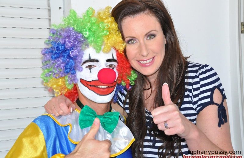 Зрелая дама занимается сексом с клоуном в нейлоне и подвязках