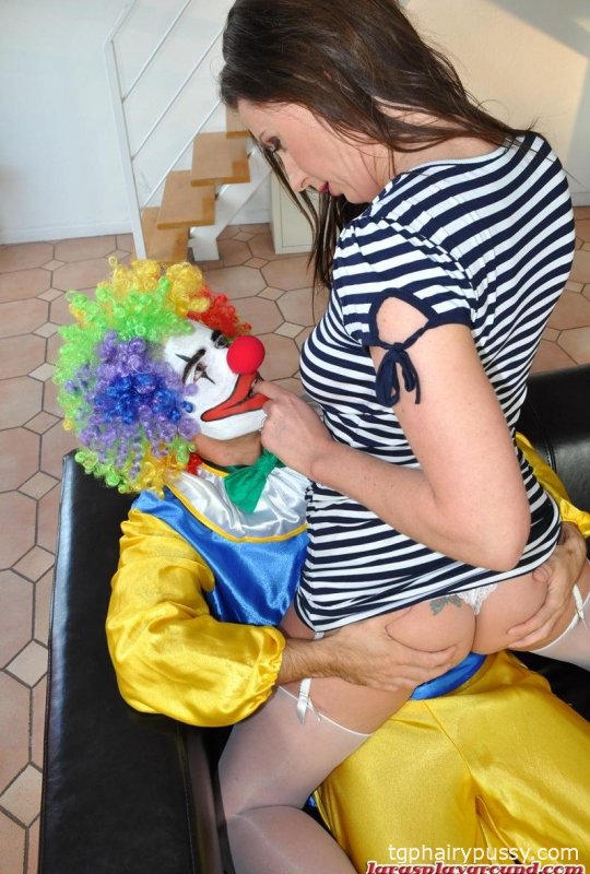 Зрелая дама занимается сексом с клоуном в нейлоне и подвязках
