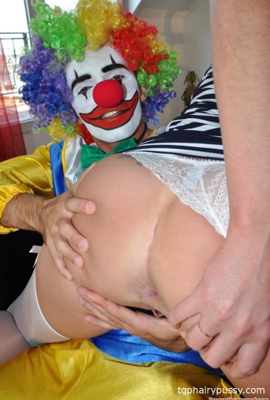 Зрелая дама занимается сексом с клоуном в нейлоне и подвязках