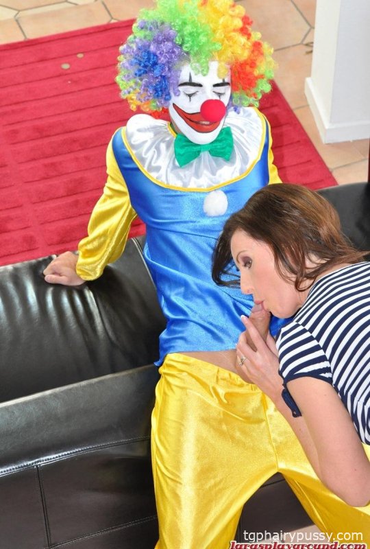 Зрелая дама занимается сексом с клоуном в нейлоне и подвязках