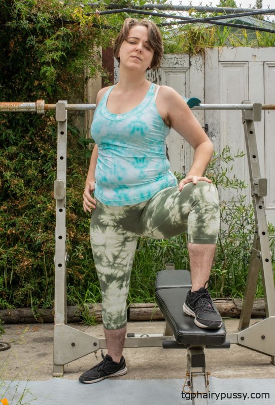 Пухлая любительская брюнетка Харли Хекс раздевается на улице и показывает свое волосатое тело