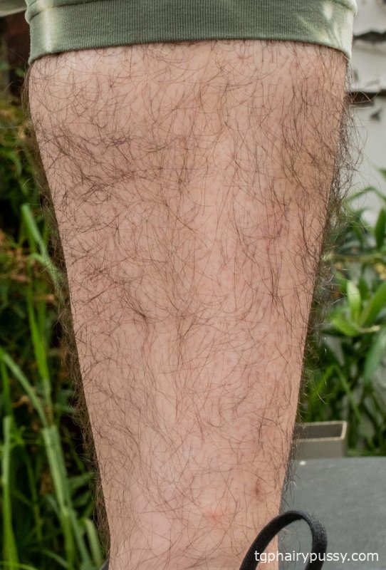 Пухлая любительская брюнетка Харли Хекс раздевается на улице и показывает свое волосатое тело