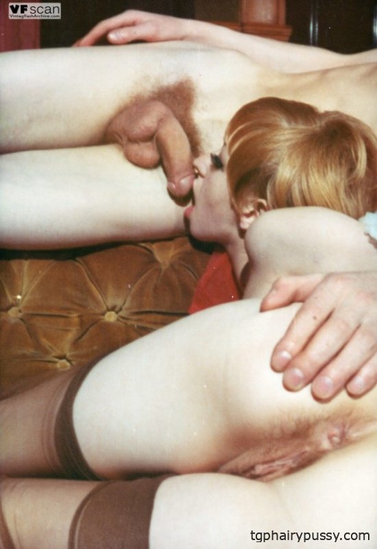 Девка семидесятых с короткими волосами и волосатой мохнаткой трахается, пока ее подруга спит