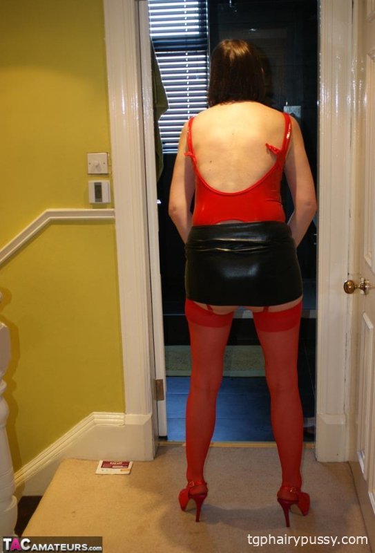 Зрелая шотландская шлюшка Susan трахает дилдо ее подстриженную мохнатку после минета