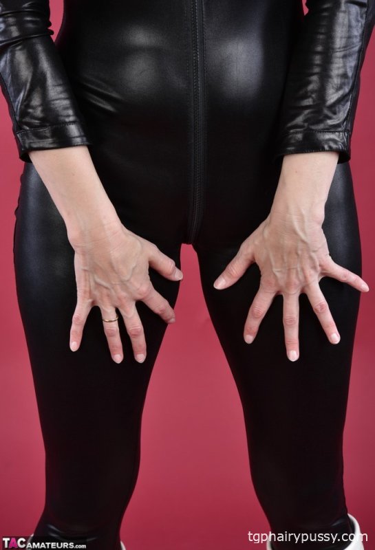 Соло-модель, горячая милфа расстегивает комбинезон, чтобы обнажить свои сиськи и маленькие сапоги