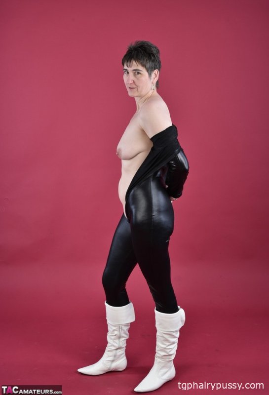 Соло-модель, горячая милфа расстегивает комбинезон, чтобы обнажить свои сиськи и маленькие сапоги