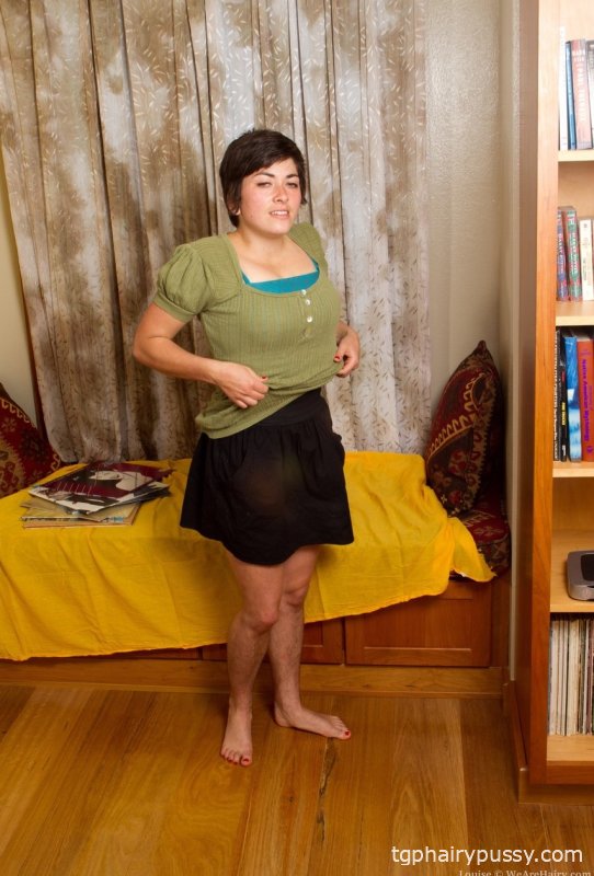 Пухлая брюнетка Луиза позирует соло в спальне и показывает свою волосатую пизду
