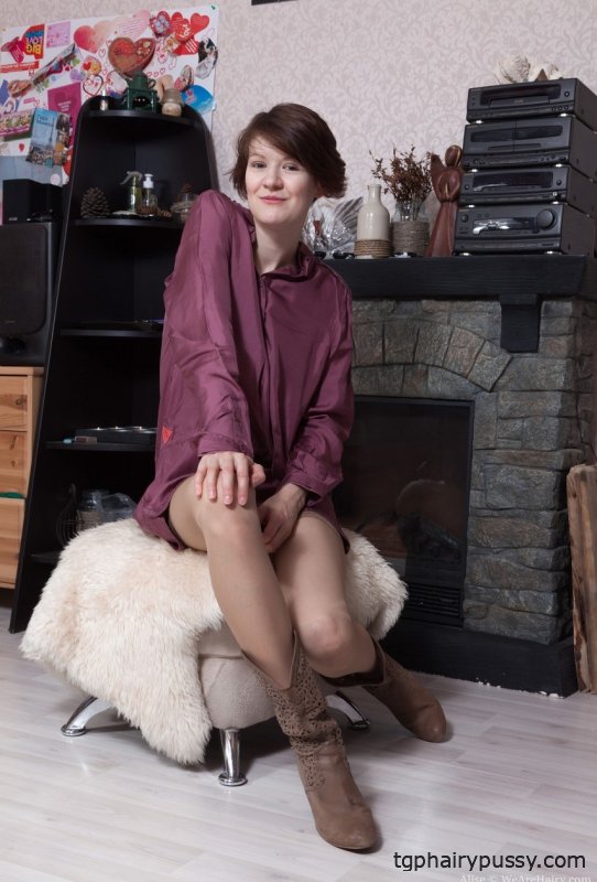 Прекрасная брюнетка Alise снимает свою фиолетовую рубашку и трусики, чтобы выставить напоказ свой куст