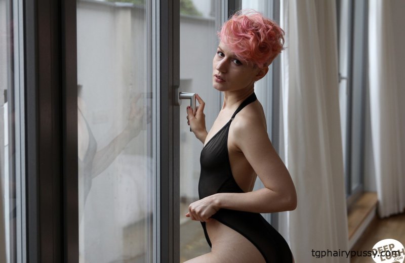 Сексуальная девушка Вики Аддамс носит крашеные волосы, пока раздевается для траха