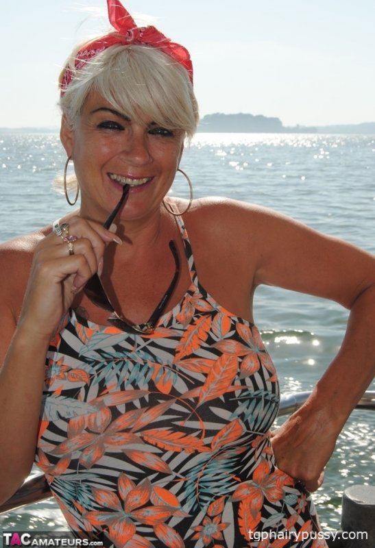 Зрелая женщина Димонти показывает свои большие сиськи и киску на публике