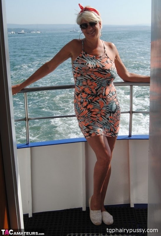 Зрелая женщина Димонти показывает свои большие сиськи и киску на публике