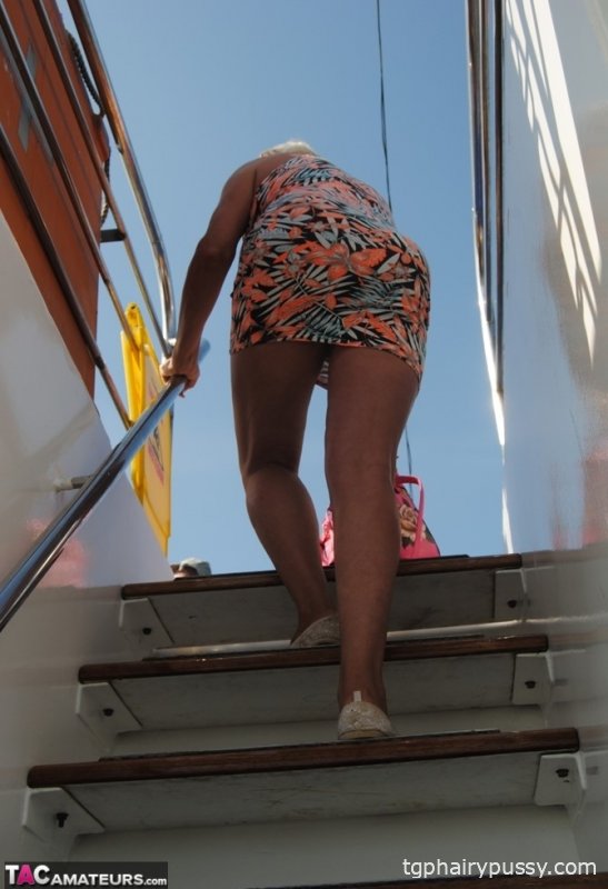 Зрелая женщина Димонти показывает свои большие сиськи и киску на публике