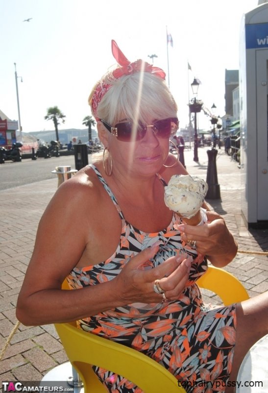 Зрелая женщина Димонти показывает свои большие сиськи и киску на публике