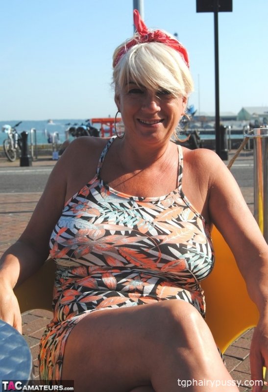 Зрелая женщина Димонти показывает свои большие сиськи и киску на публике